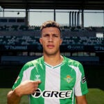 Nelson Deossa con la camiseta del Real Betis