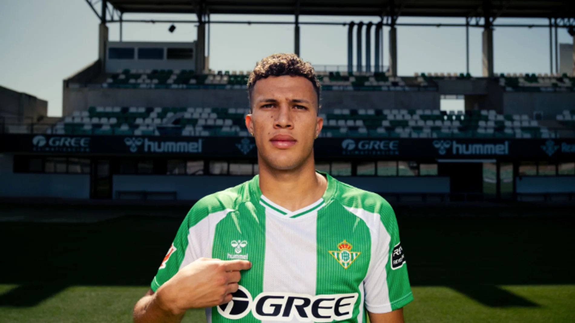 Nelson Deossa con la camiseta del Real Betis