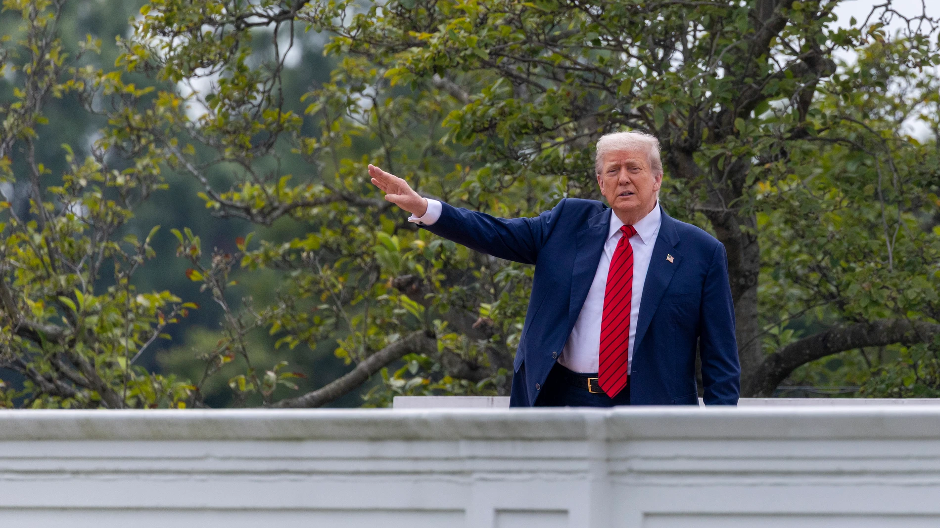 WASHINGTON (United States), 05/08/2025.- US President Donald J. Trump responds to a question from the news media as he tours the roof at the White House in Washington, DC, USA, 05 August 2025. President Trump has announced the construction of a new ballroom addition of approximately 90,000 total square feet of ornately designed and carefully crafted space, with a seated capacity of 650 people. EFE/EPA/SHAWN THEW