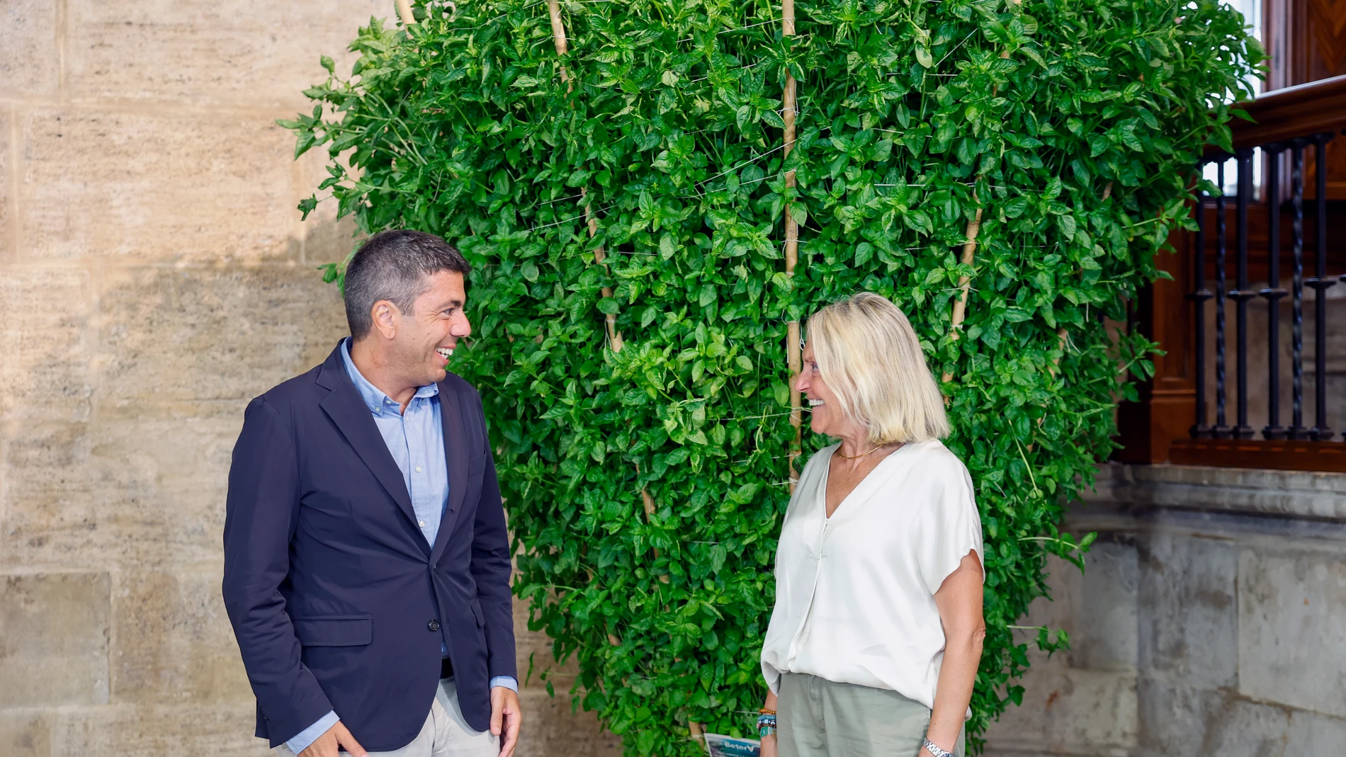 BÉTERA (VALÉNCIA), 05/08/2025.- El president de la Generalitat, Carlos Mazón, querecibe la tradicional ‘alfàbega’ que el Ayuntamiento de Bétera (València) entrega con motivo de las Fiestas de Agosto, conversa con la alcaldesa de la localidad, Elia Verdevío. EFE/ Ana Escobar