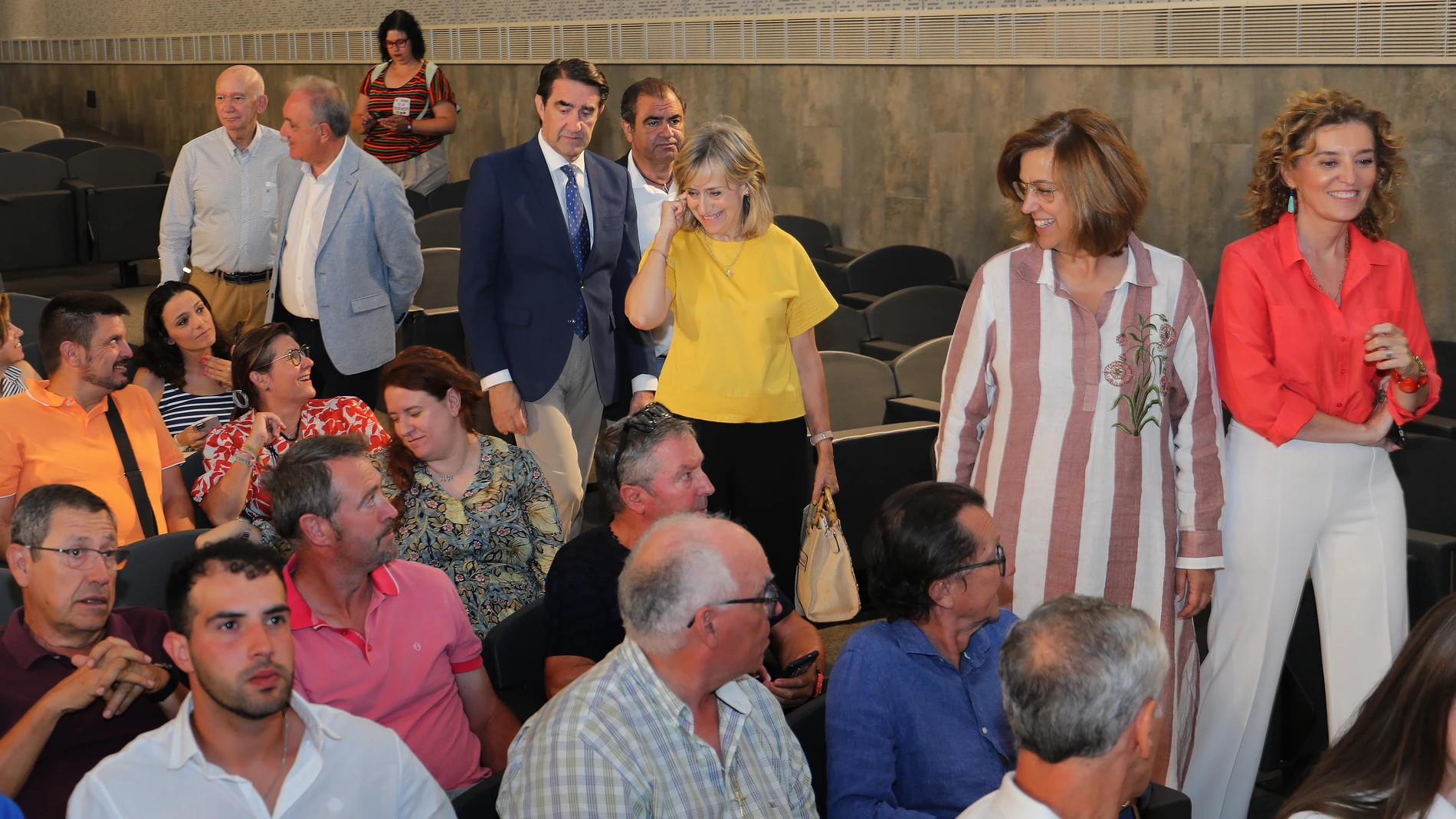 El consejero Suárez-Quiñones llega a la presentación de las normas urbanísticas junto a la directora general de la Vivienda, María Pardo, y la presidenta de la Diputación, Ángeles Armisén