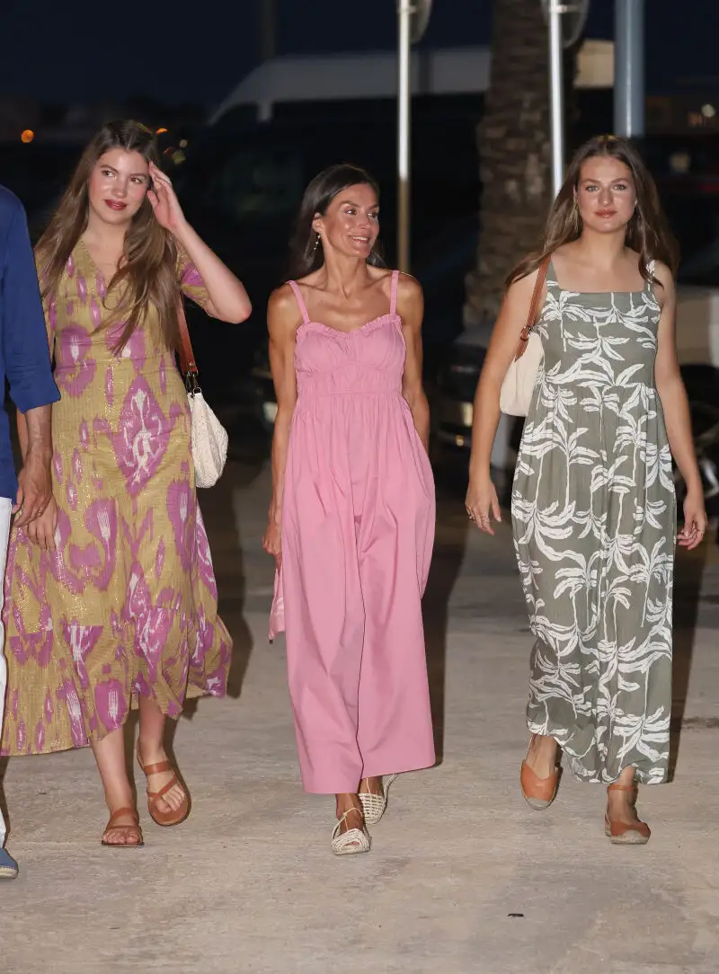 Los Reyes Felipe y Letizia, la Princesa Leonor y la Infanta Sofía disfrutan de una cena en familia