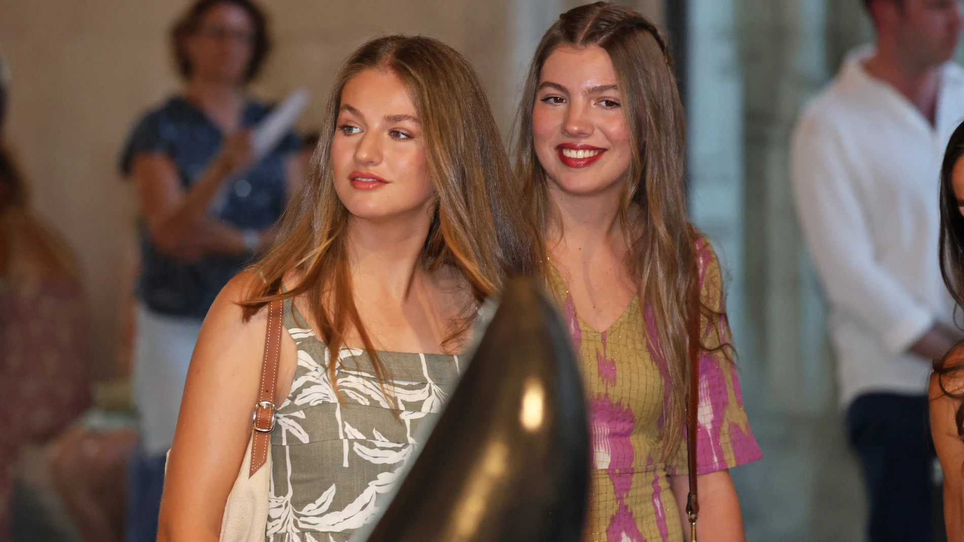 La Princesa Leonor y la Infanta Sofía visitan la exposición ‘La força inicial’ del artista Joan Miró en La Lonja, a 5 de agosto de 2025, en Palma de Mallorca (Islas Baleares, España). ‘La fuerza inicial’ forma parte del proyecto expositivo ‘Paysage Miró’, que presenta más de un centenar de obras algunas de las cuales nunca se habían visto en Mallorca, repartidas entre cuatro sedes. FAMIIA REAL;GENTE;EXPOSICIÓN Raúl Terrel / Europa Press 05/08/2025