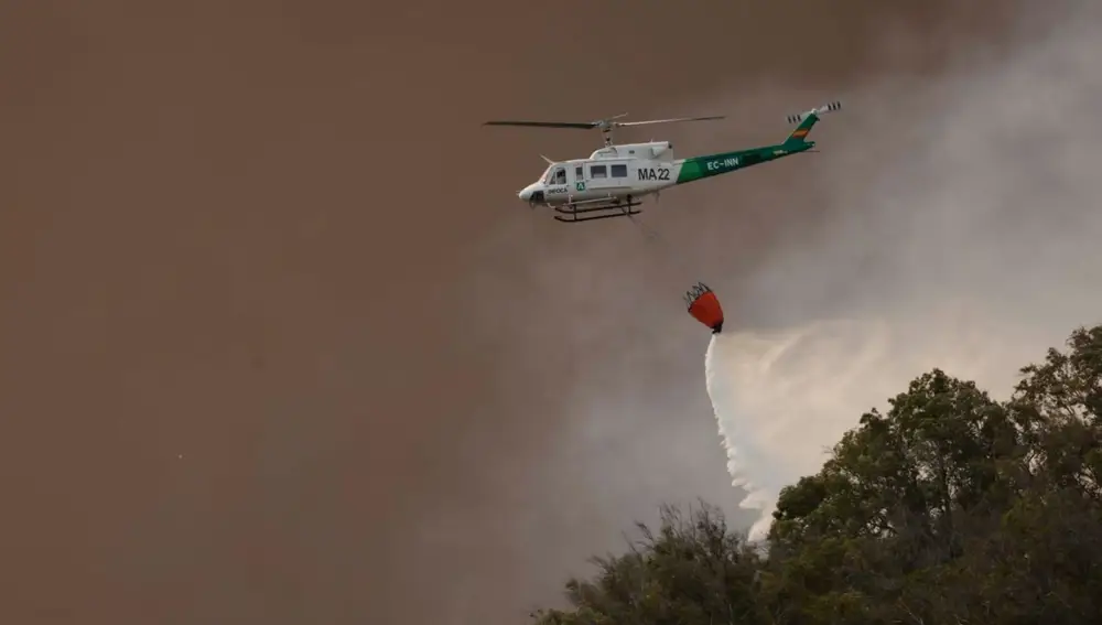 Sucesos.- Evacuados hoteles, campings, chiringuitos y 5.000 vehículos por el incendio de Tarifa