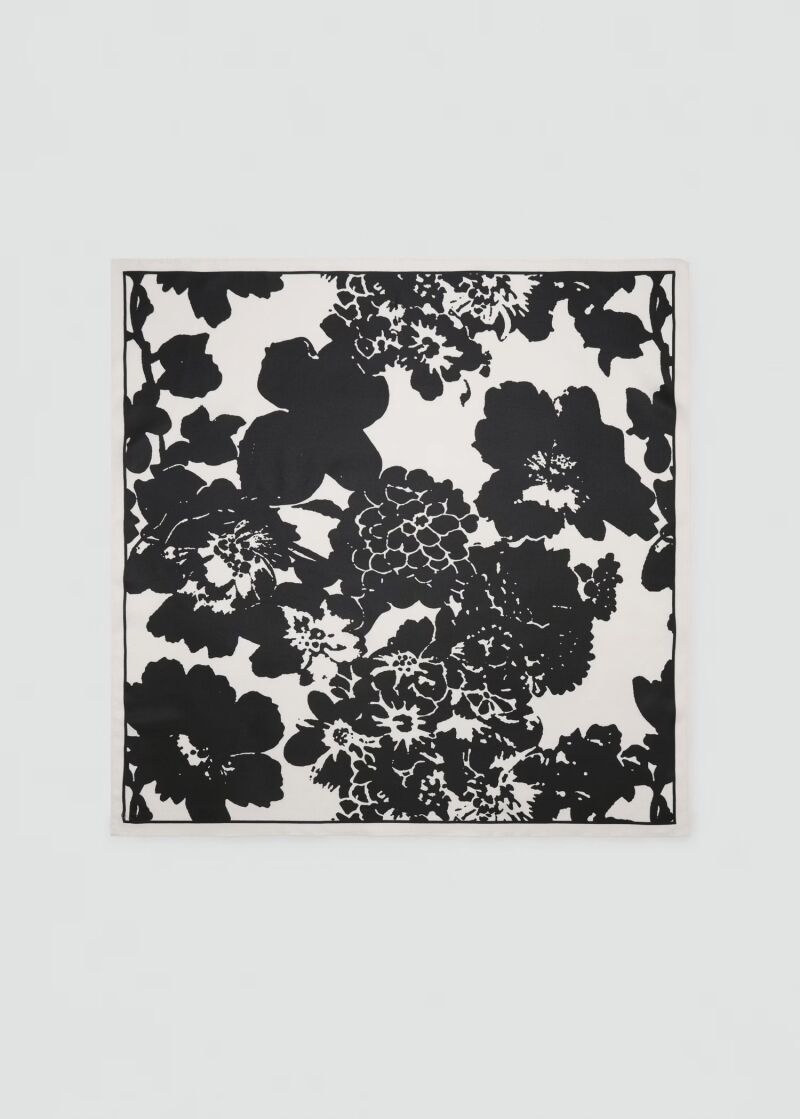 Pañuelo satinado estampado flores.