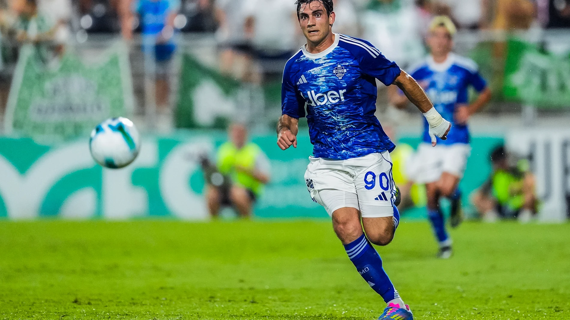 Ivan Azon of Como 1907 in action during a Pre-Season friendly football match played between Real Betis and Como 1907 at Ciudad de La Linea stadium on August 6, 2025 in Cadiz, Spain AFP7 06/08/2025 ONLY FOR USE IN SPAIN