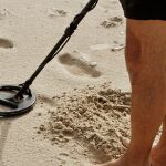 Un detector de metales en la playa: "Hartos de encontrar anillas y de repente salió esto"