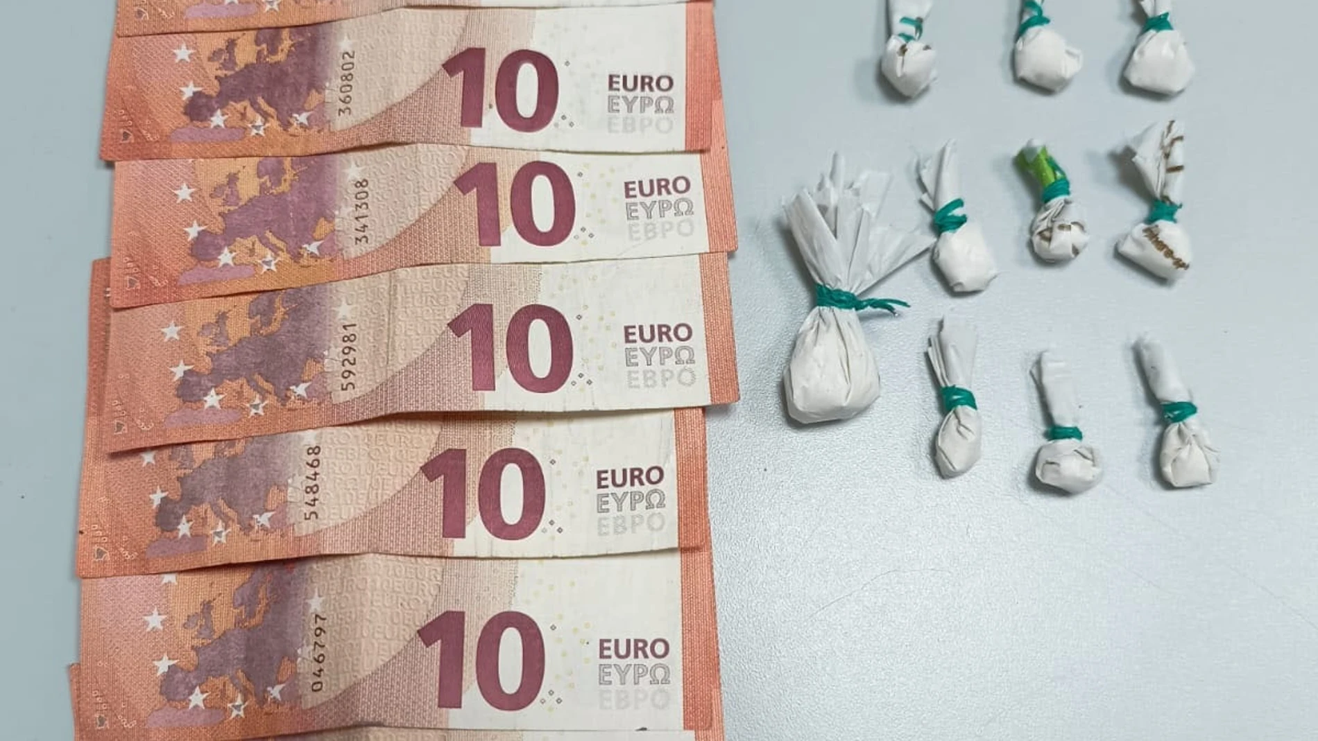 Papelinas de cocaína y dinero hallado en un trabajador de un centro de desintoxicación en Alcalá del ValleREMITIDA / HANDOUT por GUARDIA CIIVL DE CÁDIZFotografía remitida a medios de comunicación exclusivamente para ilustrar la noticia a la que hace referencia la imagen, y citando la procedencia de la imagen en la firma06/08/2025