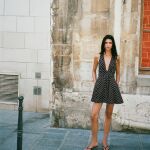 Modelo con vestido mini y chanclas.