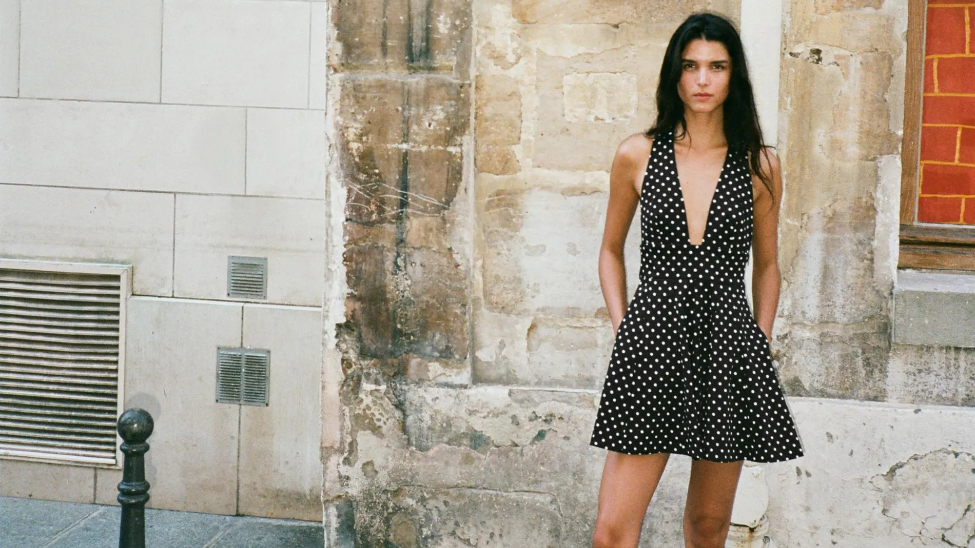 Modelo con vestido mini y chanclas.