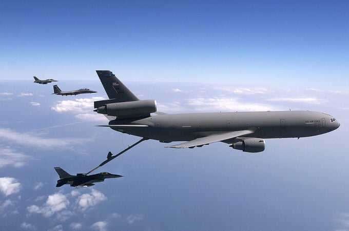 Reabastecimiento en vuelo tri-jet KC-10 Extender