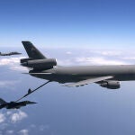 Reabastecimiento en vuelo tri-jet KC-10 Extender