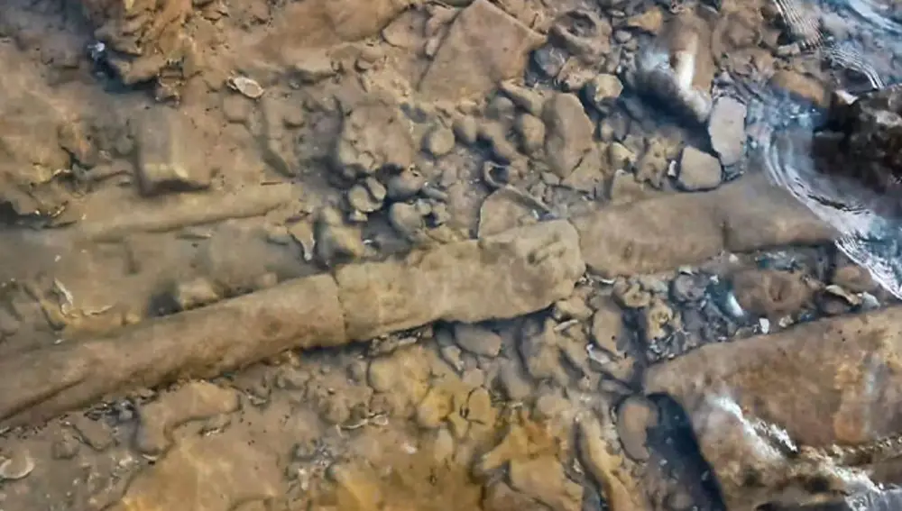 Estructuras hechas por el hombre emergen de las aguas