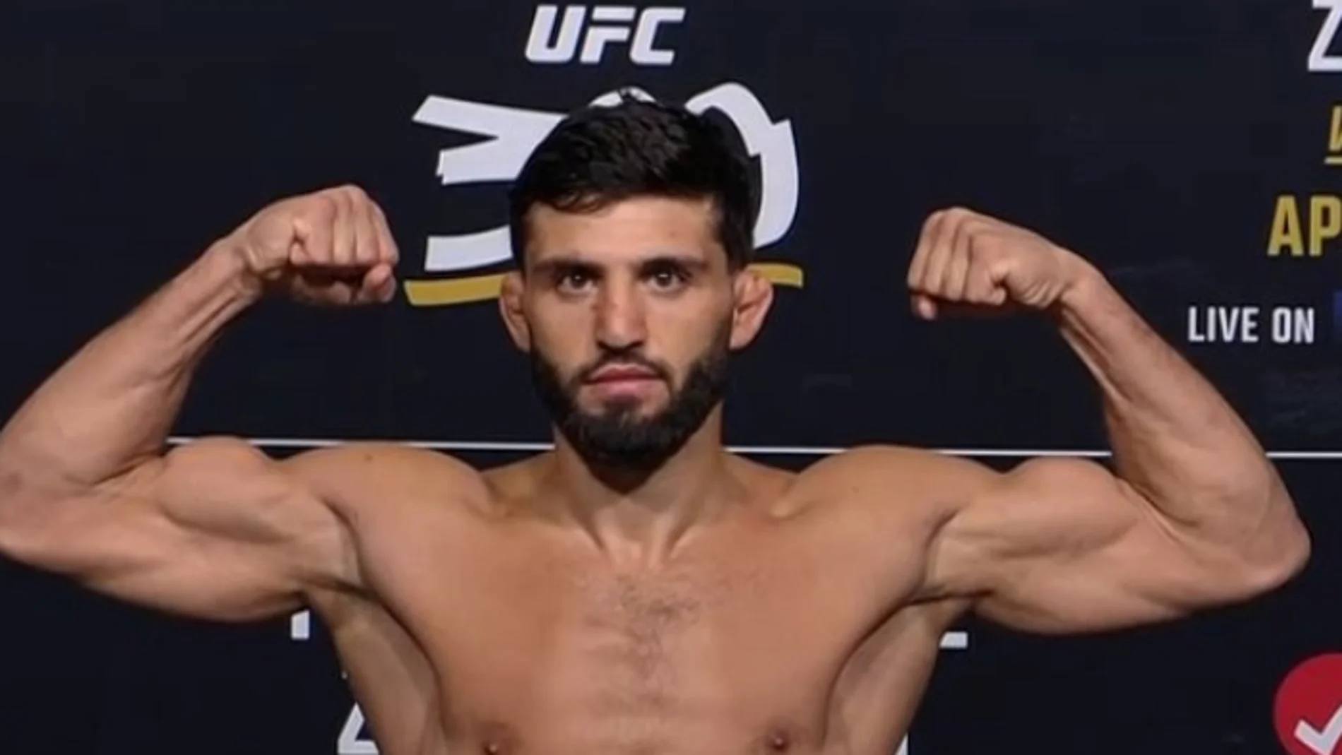 Arman Tsarukyan durante un pesaje