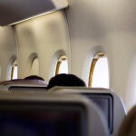 Auxiliar de vuelo advierte: "Casi todos los viajeros cometen este error después de embarcar"