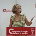 La secretaria de Vivienda del PSOE de Castilla y León, Ana Casado, atiende a la prensa