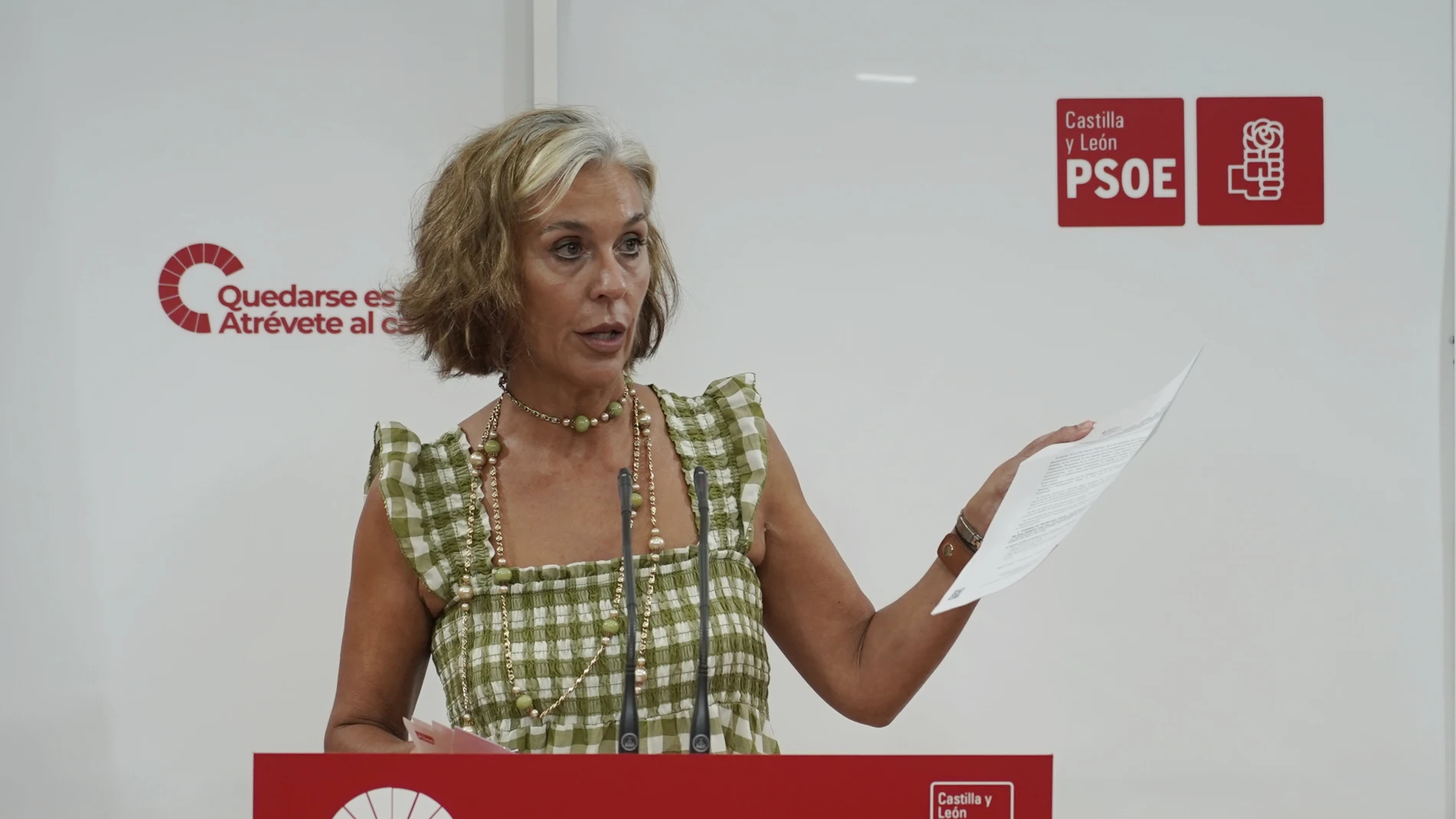 La secretaria de Vivienda del PSOE de Castilla y León, Ana Casado, atiende a la prensa