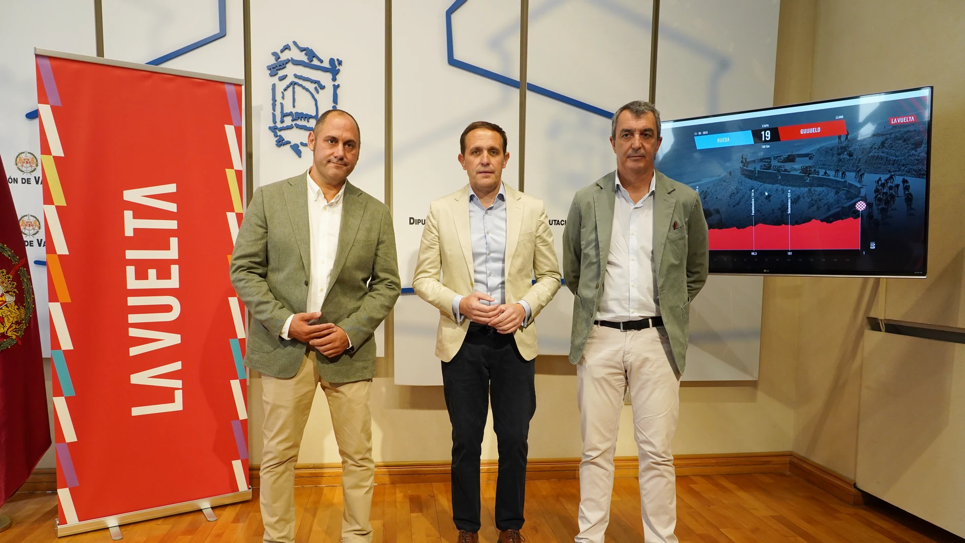 Conrado Íscar presenta la etapa que inirá Rueda con Guijuelo de La Vuelta Ciclista a España junto a José Ignacio Pérez y Jorge Guillén