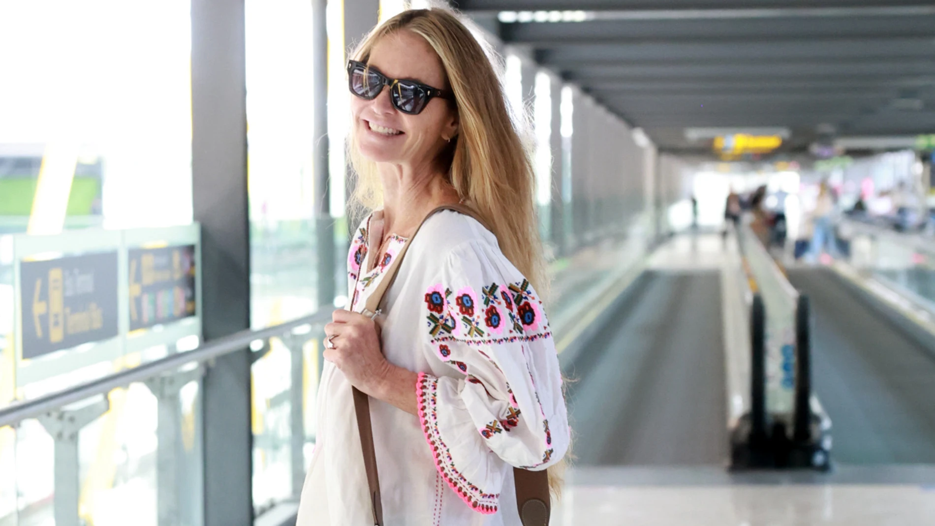 Elle Macpherson con look de aeropuerto.