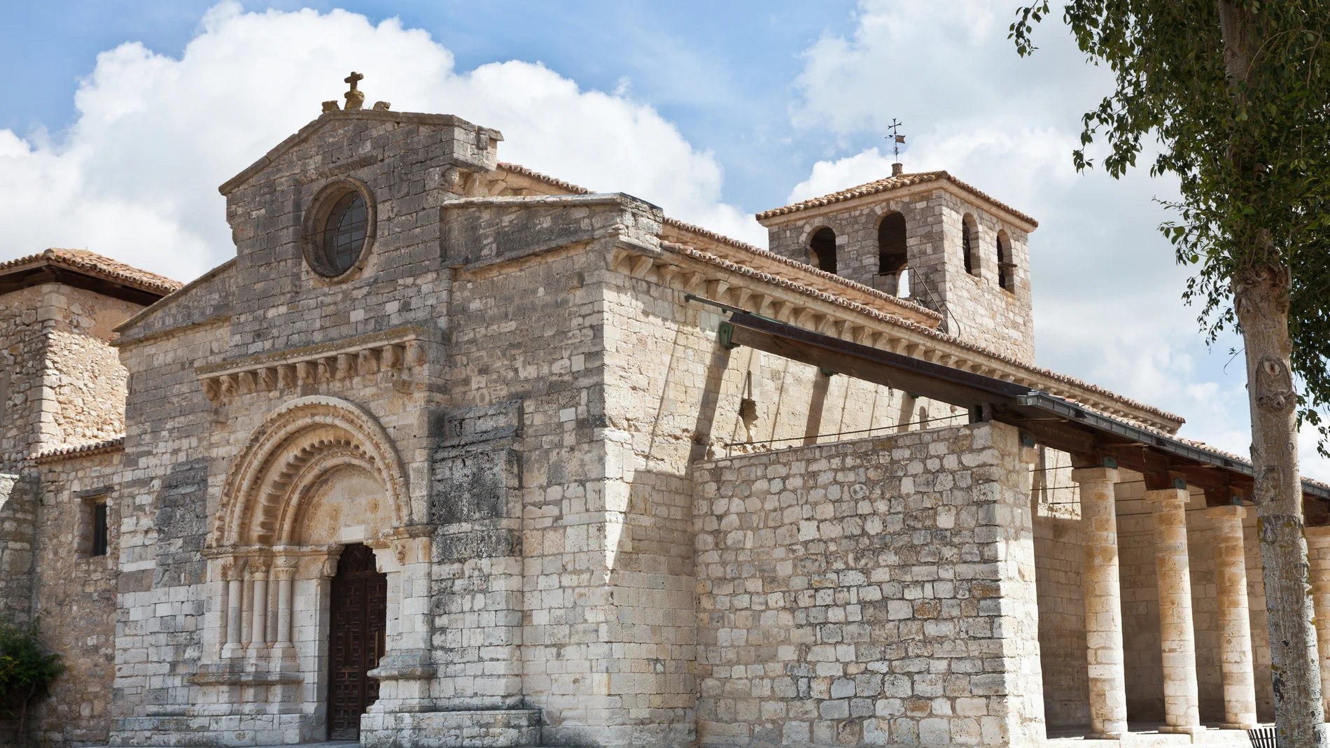 España cuenta con más de 8.000 municipios diferentes, cada uno con su historia, su cultura y su patrimonio que los hace únicos