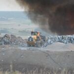 Sucesos.- AMP.- El incendio en el vertedero de Cuenca está perimetrado y trabajarán toda la noche para su extinción