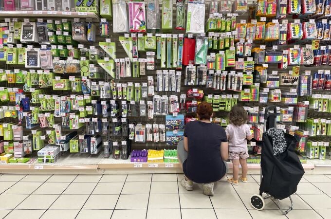 Material escolar de la vuelta al cole en grandes superficies comerciales.