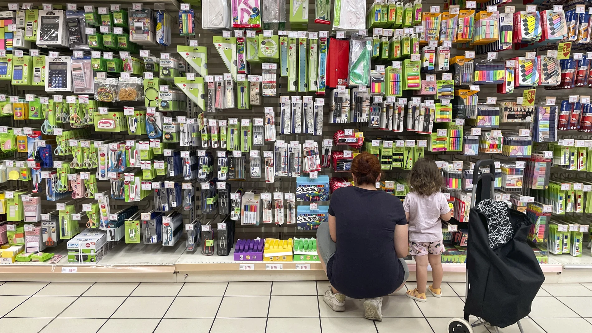 Material escolar de la vuelta al cole en grandes superficies comerciales.