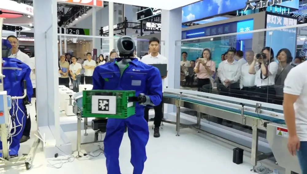 SUYUAN traslada una caja de un punto a otro del espacio que simula un almacén