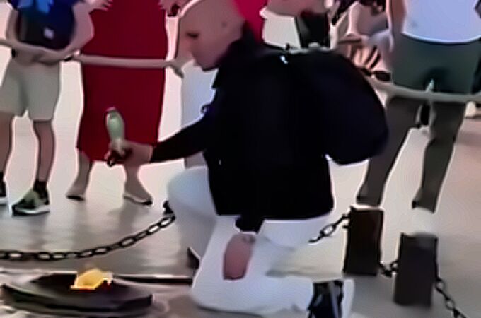 Un hombre se enciende un cigarro en la llama de la tumba del soldado desconocido: "Es un insulto a nuestra nación" 