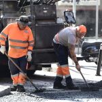 Trabajos de asfaltado, en la mañana de hoy, en la calle Espronceda