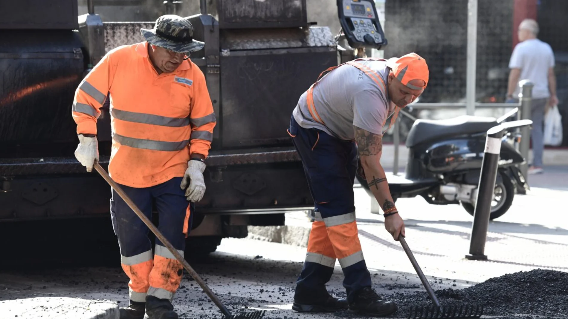 Trabajos de asfaltado, en la mañana de hoy, en la calle Espronceda