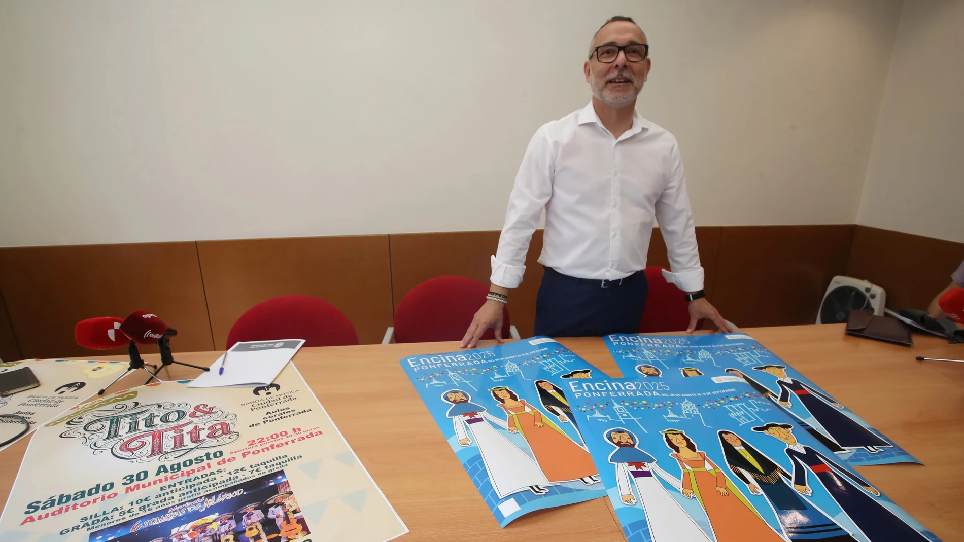 El concejal de Fiestas, Carlos Cortina, presenta el cartel de las fiestas