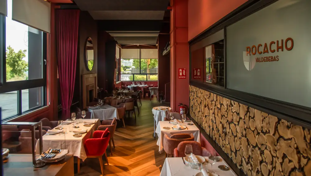 Rocacho Valdebebas es un espacio diáfano que combina un elegante salón interior, mesas altas, su barra viva y una gran terraza al aire libre