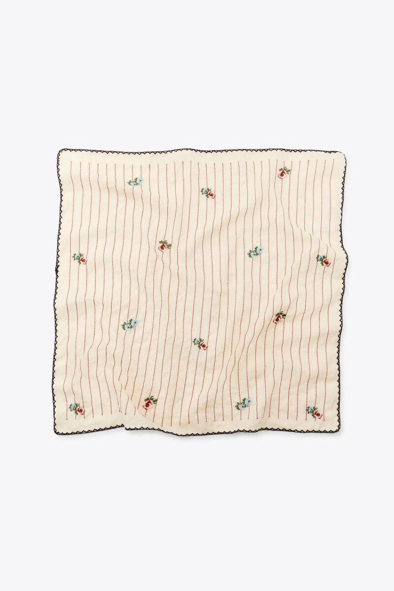 Pañuelo rayas flores bordadas.