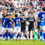 Perrone y Fornals, durante la pelea que hubo entre el Betis y el Como