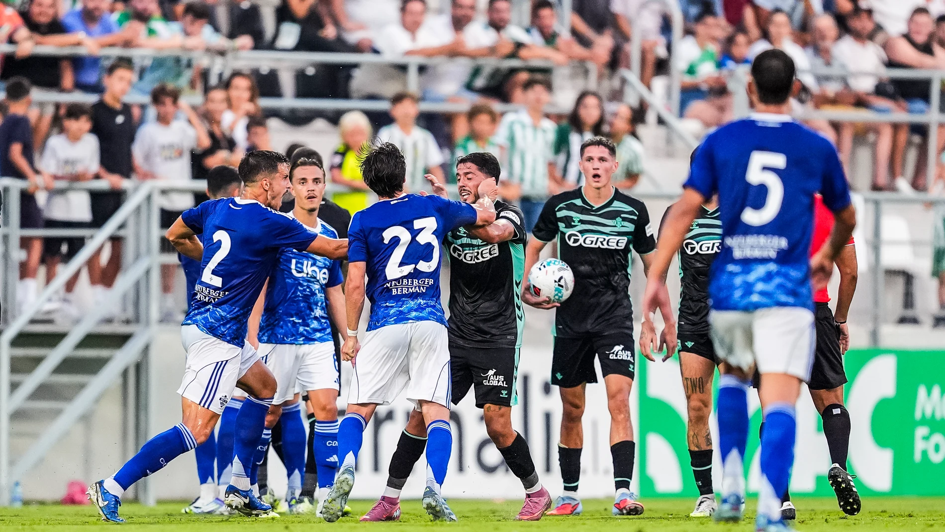 Maximo Perrone of Como 1907 fights with Pablo Fornals of Real Betis during a Pre-Season friendly football match played between Real Betis and Como 1907 at Ciudad de La Linea stadium on August 6, 2025 in Cadiz, SpainAFP7 06/08/2025 ONLY FOR USE IN SPAIN