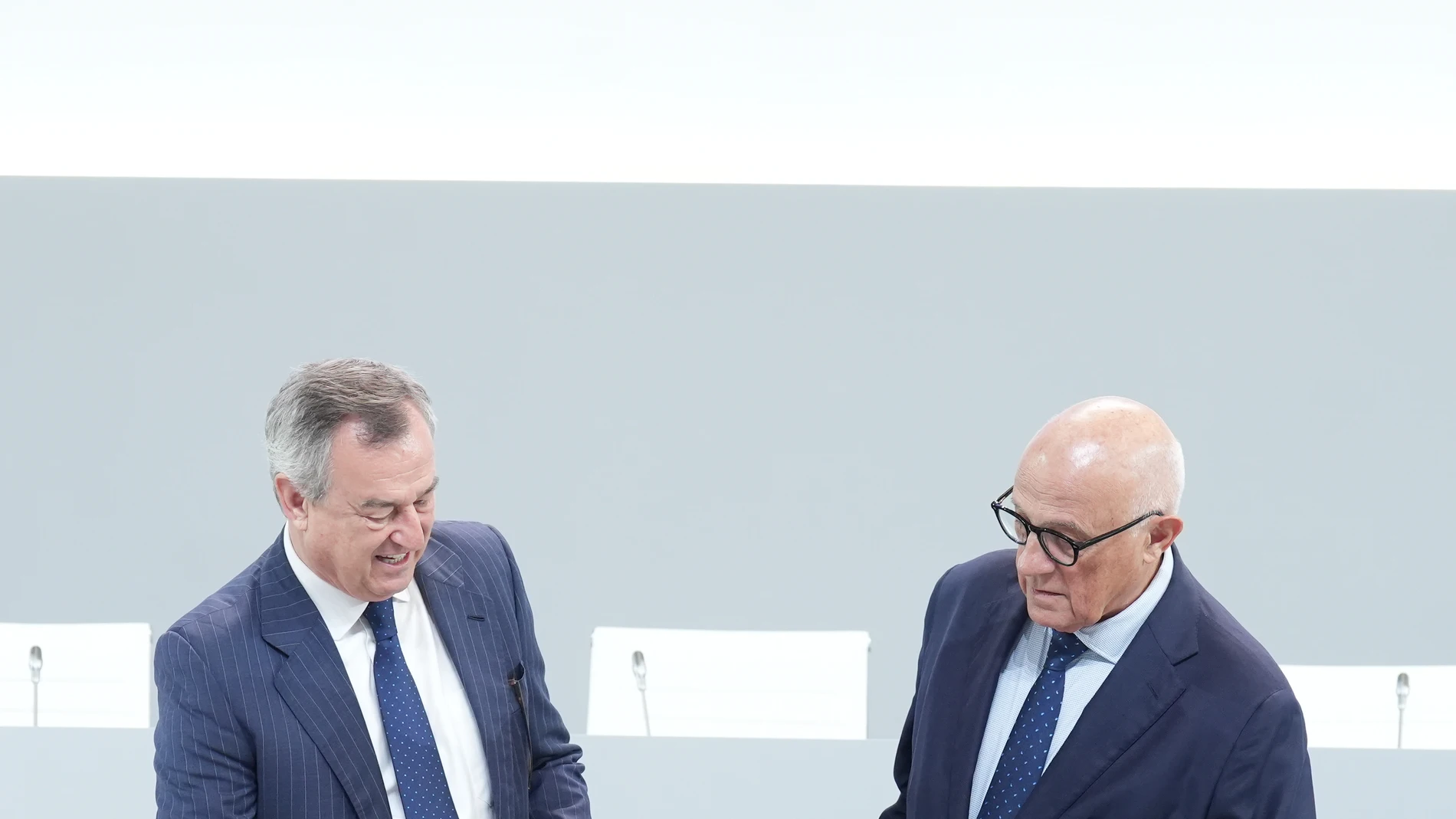 El CEO del Banco Sabadell, César González-Bueno (i), y el presidente del Banco Sabadell, Josep Oliu (d), durante la junta general extraordinaria de accionistas de Banco Sabadell, a 6 de agosto de 2025, en Sabadell, Barcelona, Catalunya (España). Banco Sabadell tiene previsto celebra hoy las dos juntas de accionistas extraordinarias en las que se decidirá tanto la venta del banco británico TSB como el reparto de un 'macrodividendo' de 2.500 millones de euros. El consejo de administración del b...