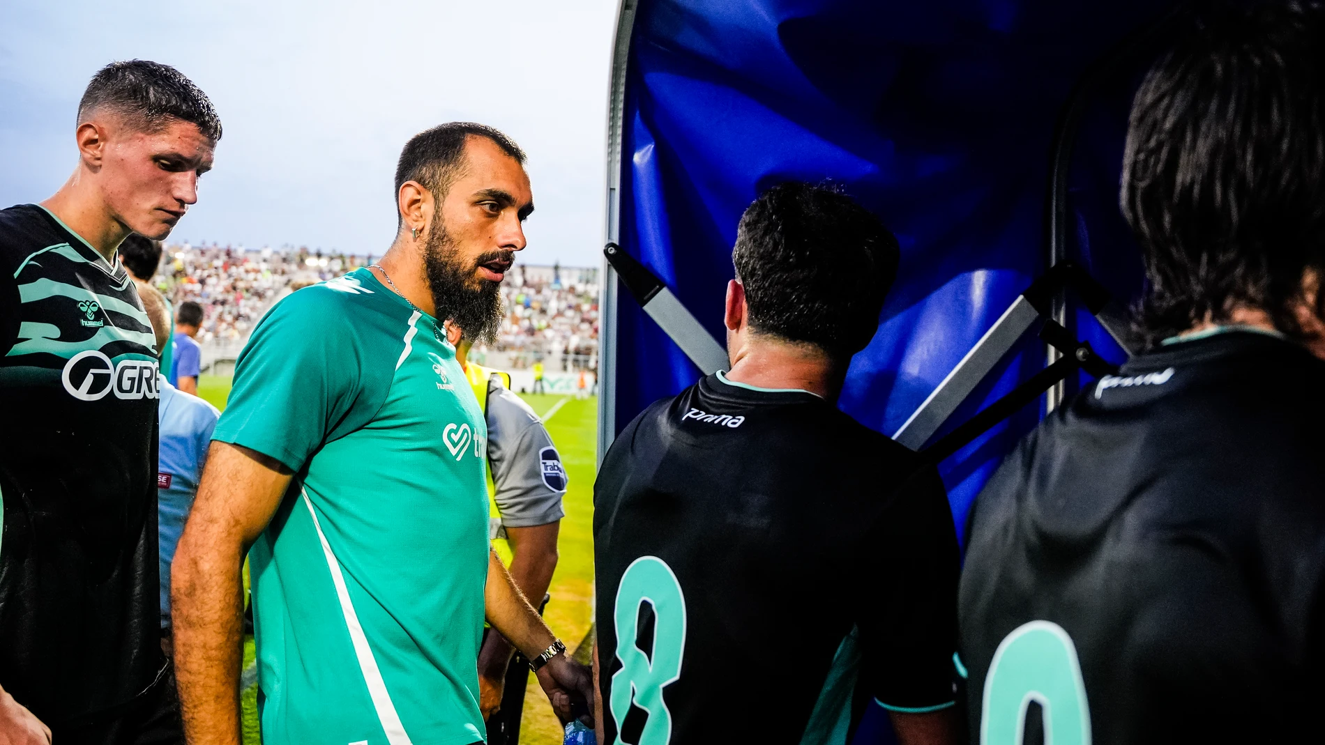 Borja Iglesias of Real Betis go out of the grass during a Pre-Season friendly football match played between Real Betis and Como 1907 at Ciudad de La Linea stadium on August 6, 2025 in Cadiz, Spain AFP7 06/08/2025 ONLY FOR USE IN SPAIN