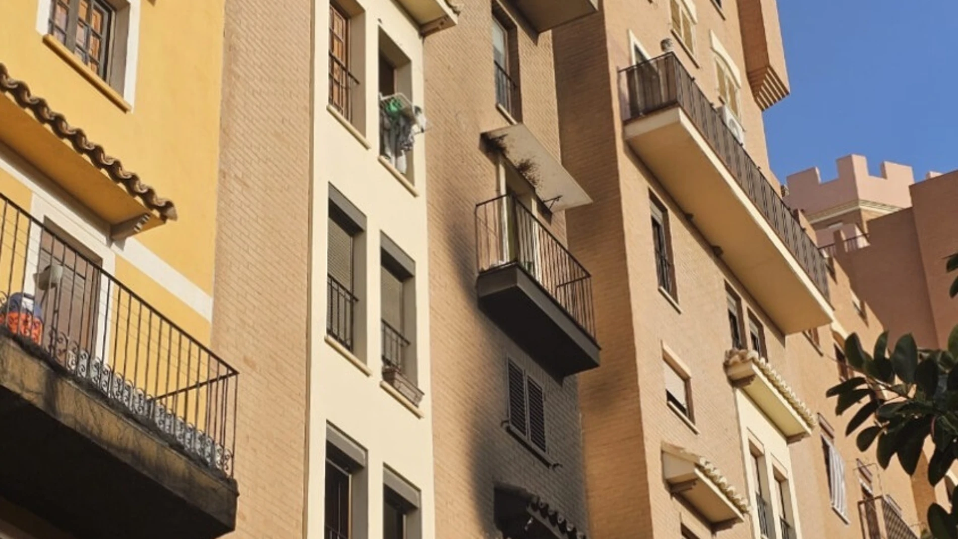 Incendio en un edificio de Port Saplaya REMITIDA / HANDOUT por POLICÍA LOCAL Fotografía remitida a medios de comunicación exclusivamente para ilustrar la noticia a la que hace referencia la imagen, y citando la procedencia de la imagen en la firma 06/08/2025