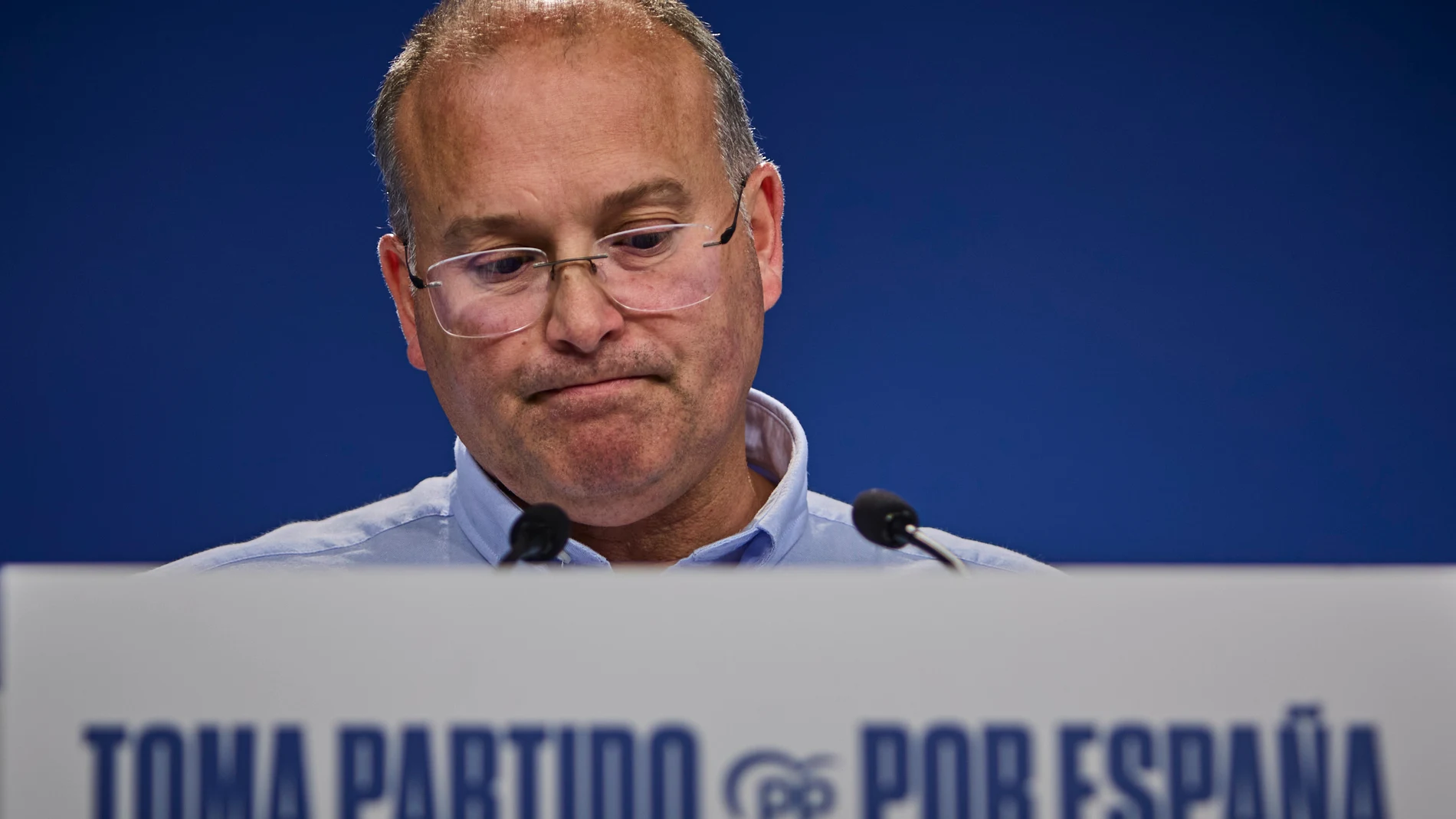 El secretario general del Partido Popular (PP), Miguel Tellado, durante la rueda de prensa sobre asuntos de actualidad que ha ofrecido este miércoles en Madrid. © Alberto R. Roldán / Diario La Razón. 06 08 2025