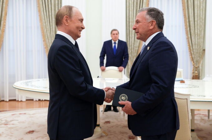 El presidente ruso, Vladímir Putin y el enviado especial de EE. UU. para Oriente Medio, Steve Witkoff, se estrechan la mano antes de una reunión en el Kremlin.