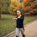 Caminar diariamente es una forma accesible y efectiva de mejorar la salud