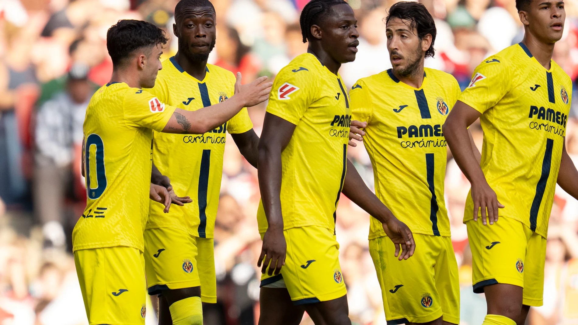 LONDRES, 06/08/2025.- Los jugadores del Villarreal celebran un gol durante el partido amistoso que Arsenal FC y Villarreal CF juegan hoy miércoles en Londres. El Villarreal amargó la fiesta del Arsenal, que disputó su primer partido de pretemporada en su estadio, al conquistar el Emirates Arena por 2-3 gracias a los tantos de Pepé y de Gueye en la primera mitad y de Danjuma en la segunda. EFE/Villarreal CF/Pau Bellido SÓLO USO EDITORIAL/SÓLO DISPONIBLE PARA ILUSTRAR LA NOTICIA QUE ACOMPAÑA (C...