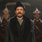 Hemos visto a Ewan McGregor de muchas formas, pero nunca como un conde enclaustrado
