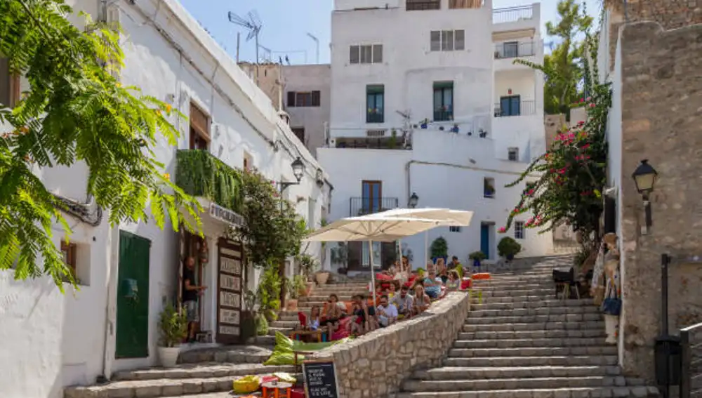Varios turistas disfrutan de una terraza del centro de Ibiza