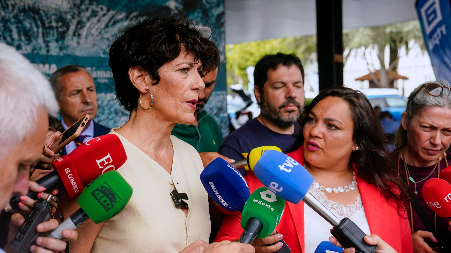 GIJÓN (ASTURIAS), 06/08/2025.- La ministra de Inclusión, Seguridad Social y Migraciones, Elma Saiz, atiende a los medios en el acto de inauguración de la celebración del Centenario de la Profesión de Graduado Social, este miércoles en Gijón, donde ha señalado que el sistema de pensiones en España "está garantizado" y es "sostenible", todo ello apoyado con el "rigor de los datos". EFE/Paco Paredes