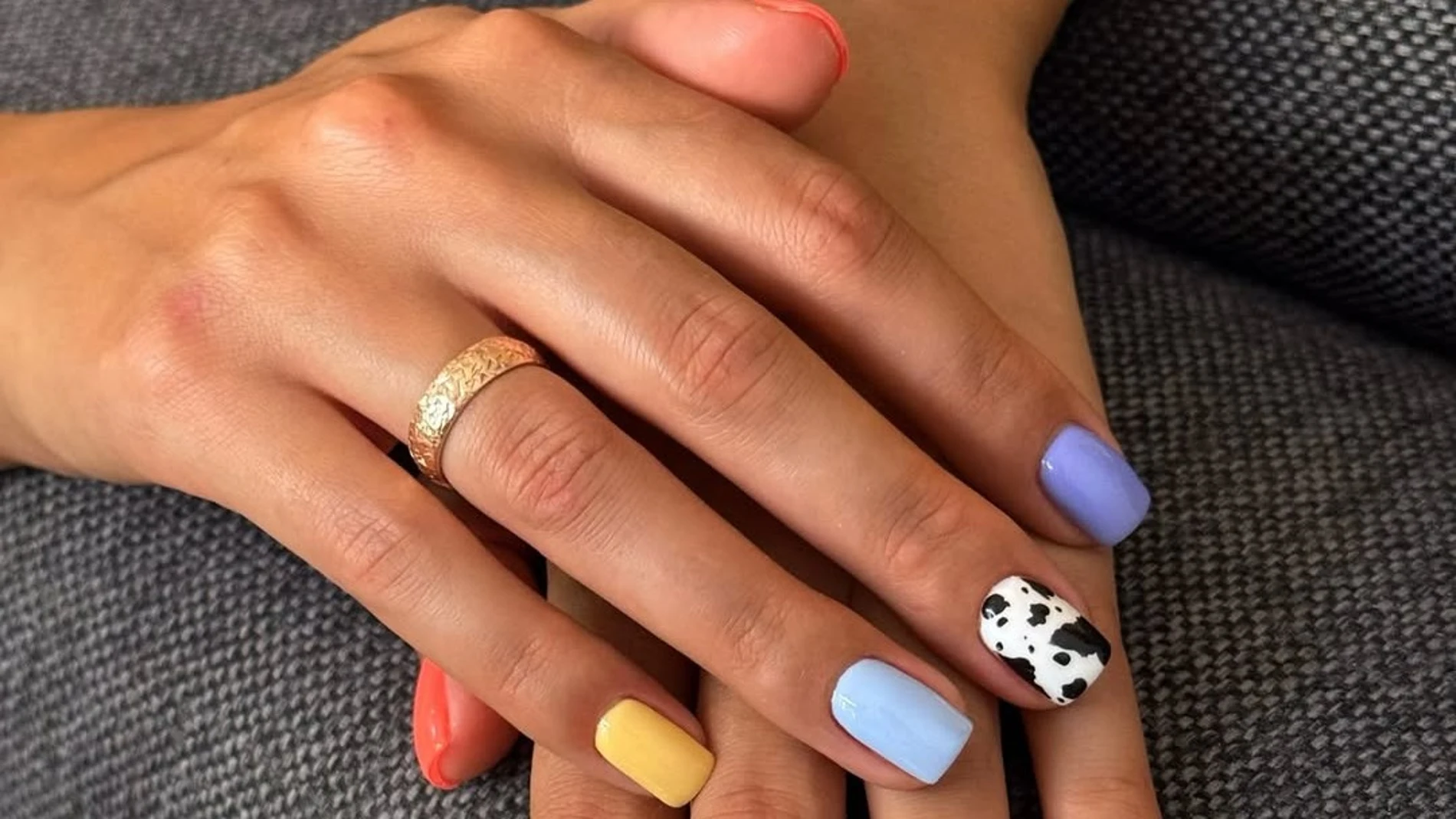 Uñas con estampado vaquita y mezcla de colores vivos
