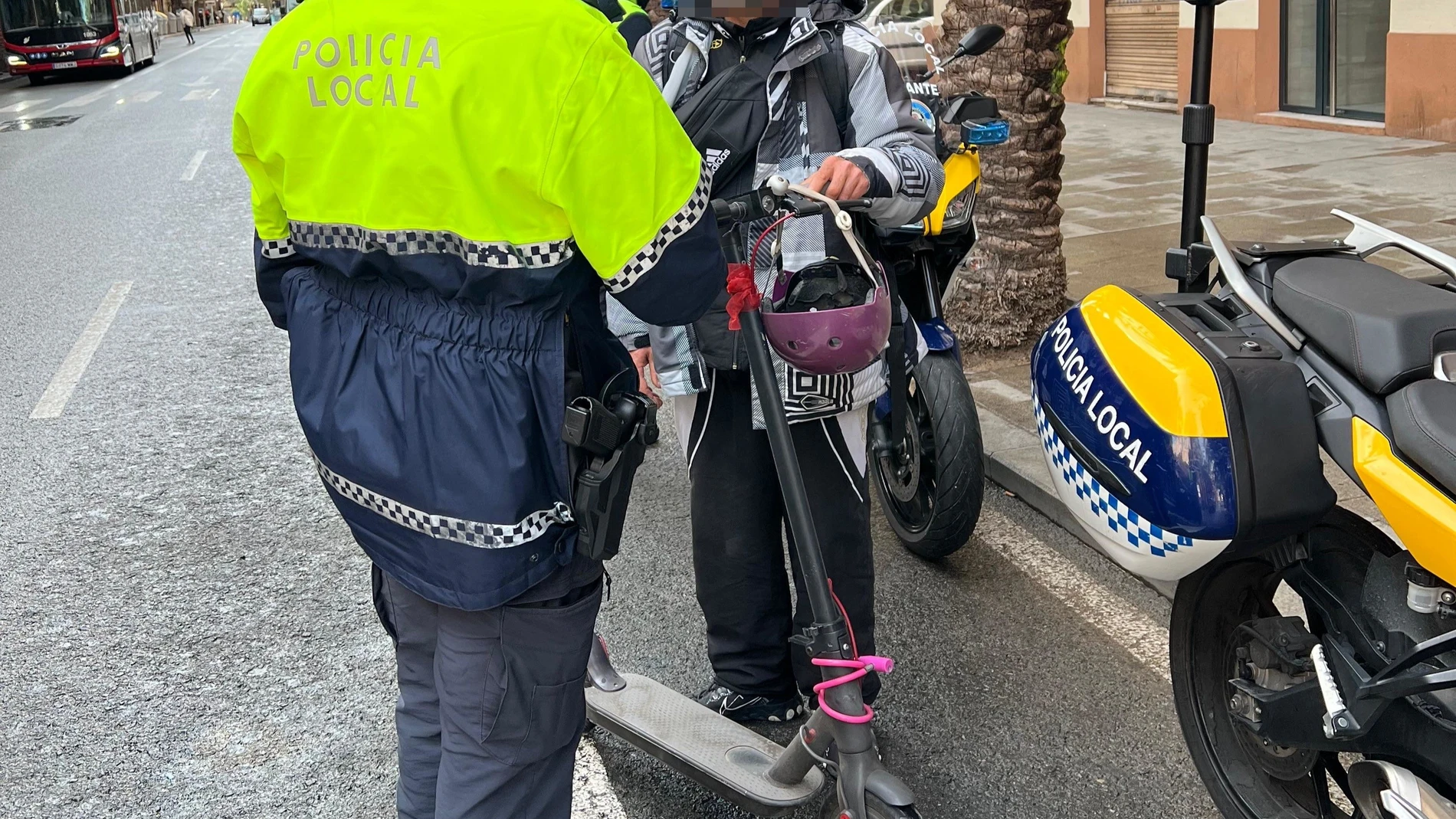 La Policía Local impone más de 2.500 sanciones por incumplimientos en el uso de patinetes en lo que va de año REMITIDA / HANDOUT por AYUNTAMIENTO DE ALICANTE Fotografía remitida a medios de comunicación exclusivamente para ilustrar la noticia a la que hace referencia la imagen, y citando la procedencia de la imagen en la firma 07/08/2025