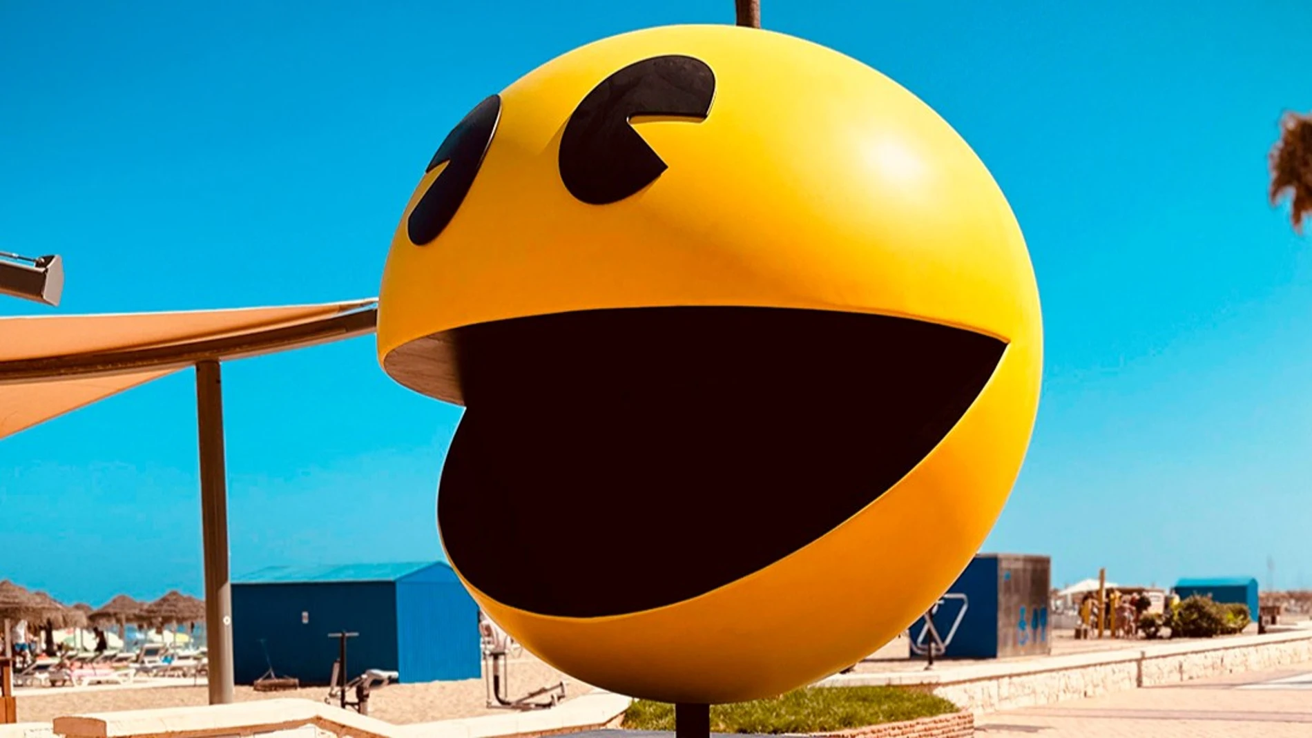 La figura gigante llega al Paseo Marítimo Rey de España gracias al acuerdo de OXO Museo del Videojuego con Bandai Namco Entertainment