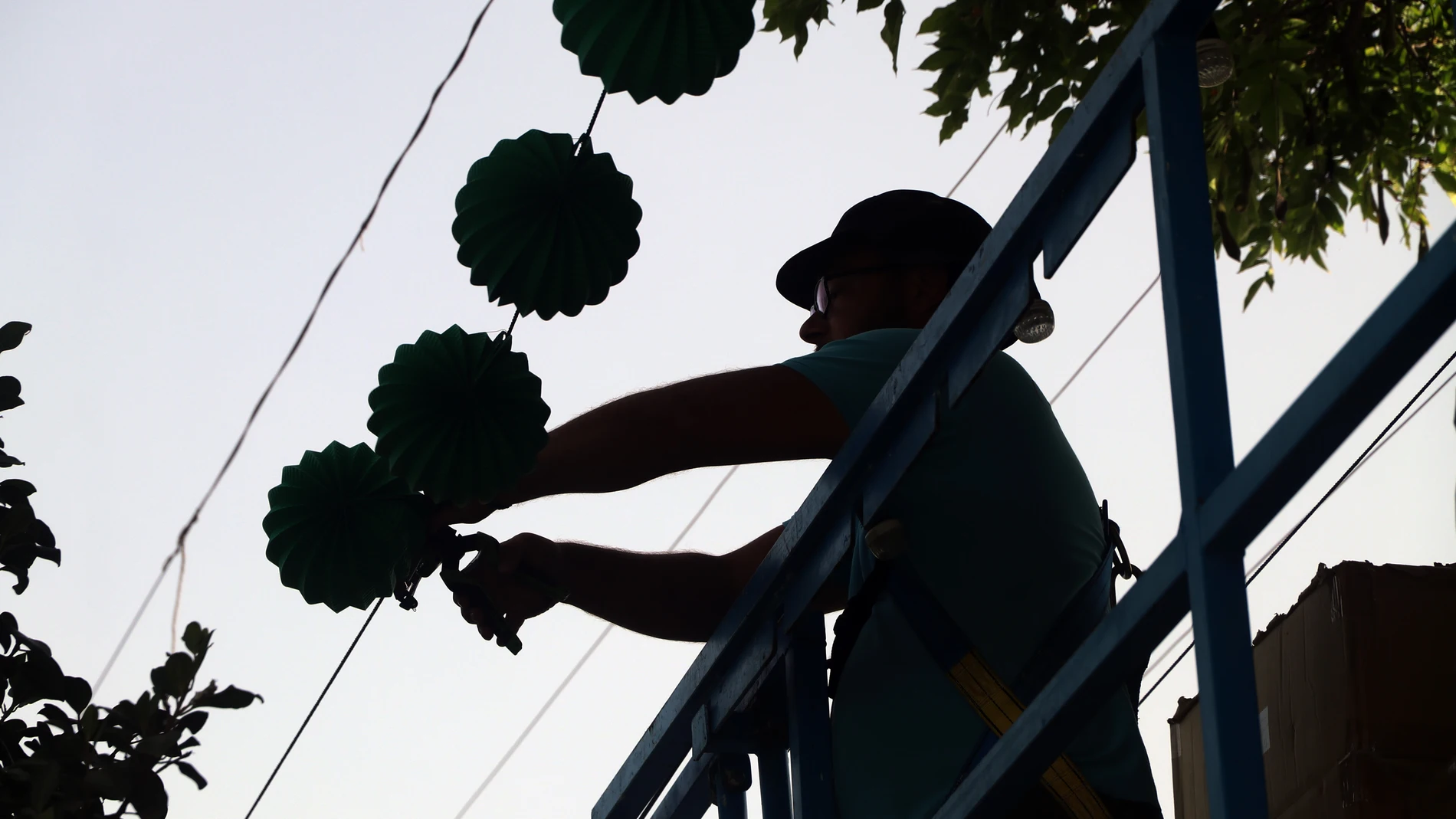 Operarios realizan tareas de montajes y arreglos en las casetas del Cortijo de Torres para la celebración de la Feria de Málaga. A 7 de agosto de 2025, en Málaga (Andalucía, España). Comienzan los preparativos de la Feria de Málaga, que se celebra desde el 16 al 23 de agosto. 07 AGOSTO 2025 Álex Zea / Europa Press 07/08/2025